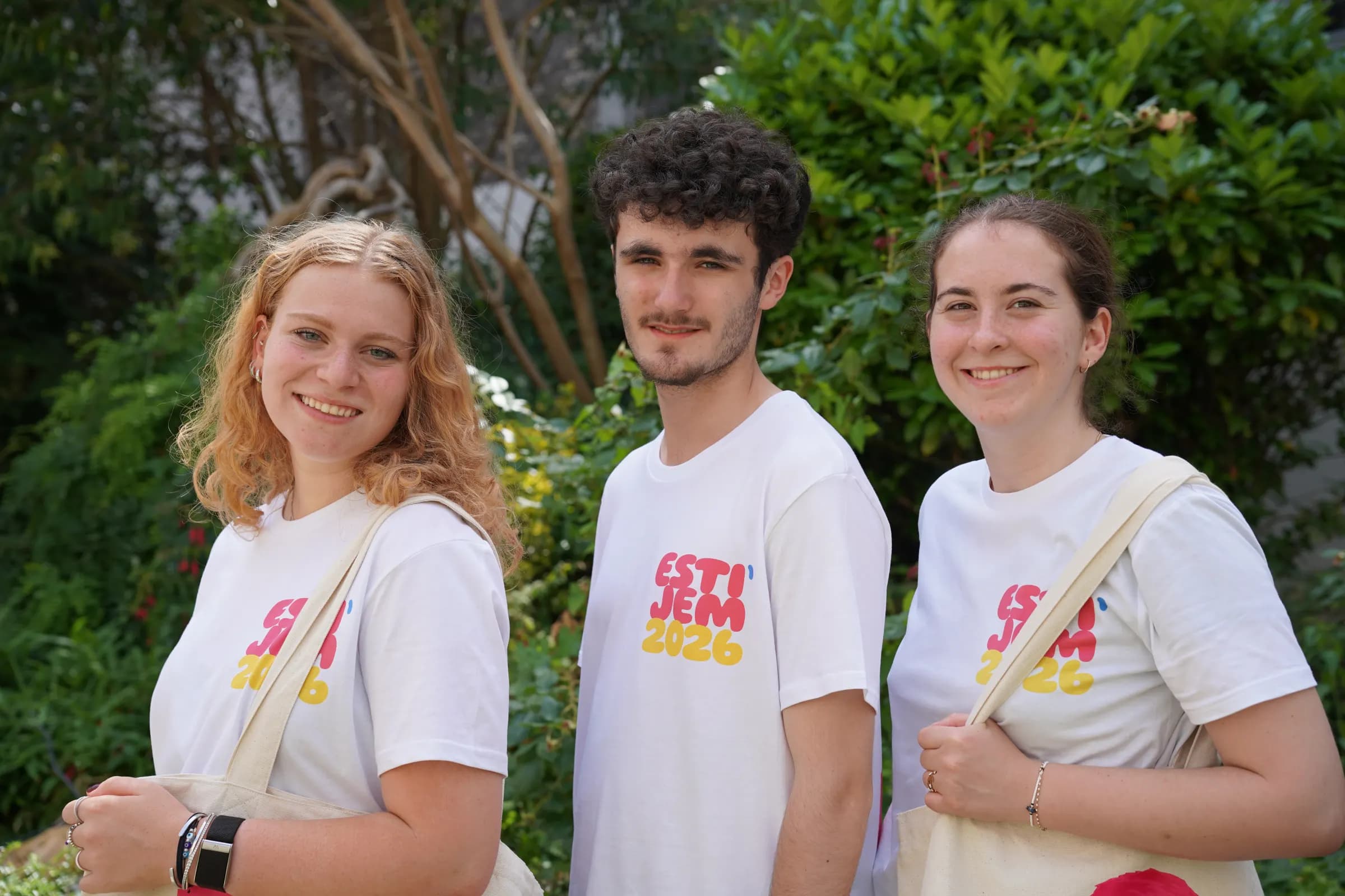Photo d'ambiance avec des jeunes portant des produits JEM