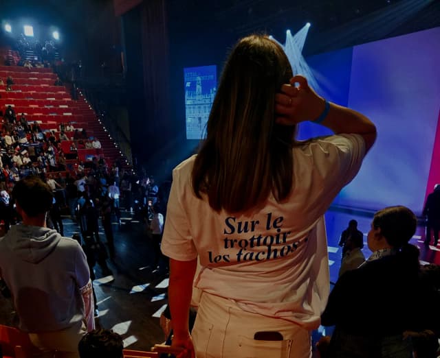 Tee-shirt "Sur le trottoir les fachos" — Attal 2027 - 2